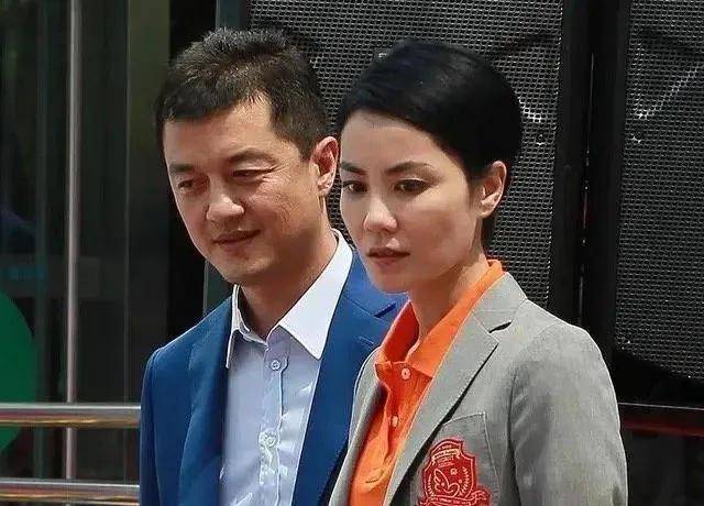 李亚鹏点赞王菲的动态,现任小娇妻生气,两个女儿近况天壤之别