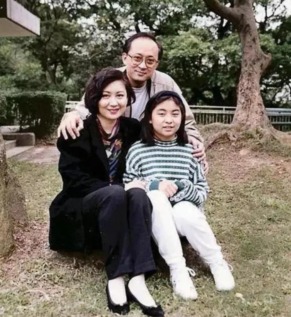 鲍起静透露夫妻俩有一次外出游玩,遇到粉丝给自己打招呼:"鲍姐,你带