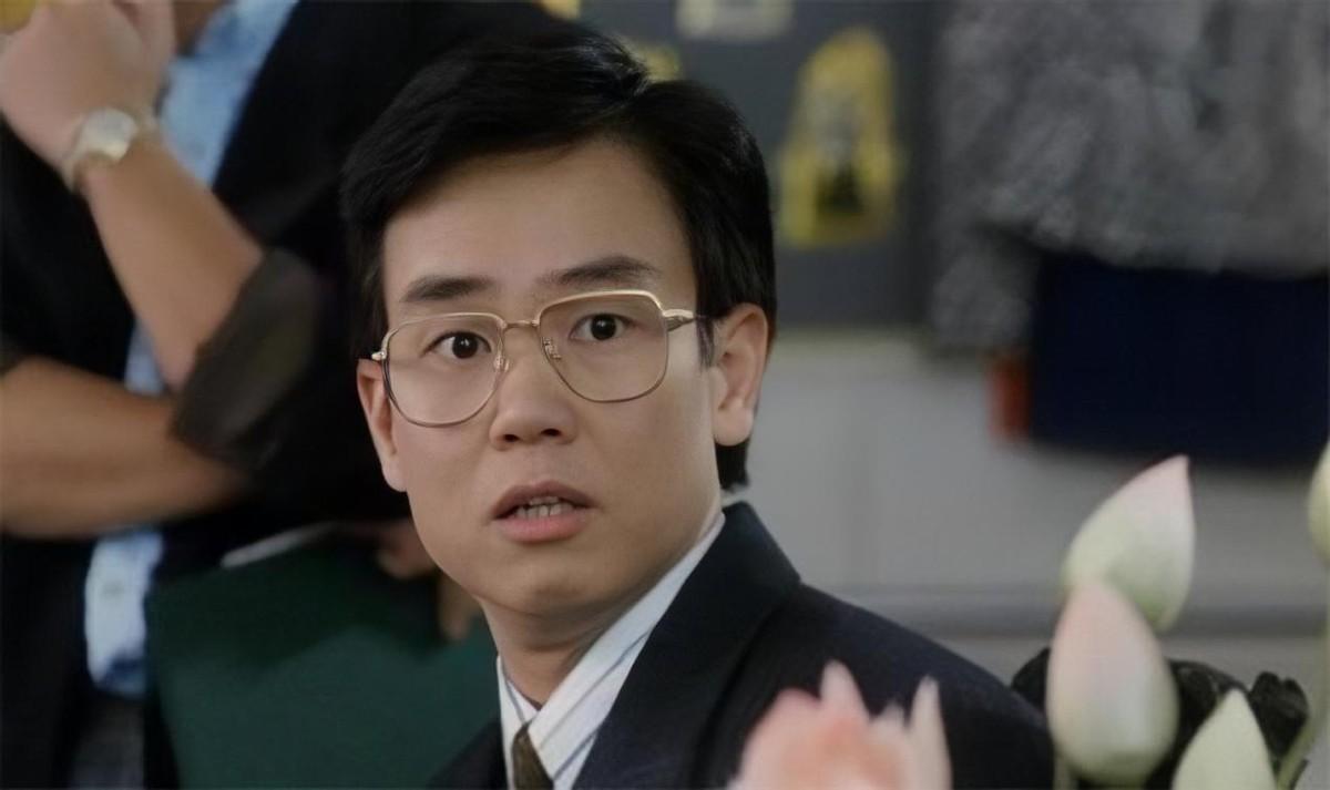 小时候家境富裕,司机佣人常跟随前后为其服务,自幼他就接触到了戏剧