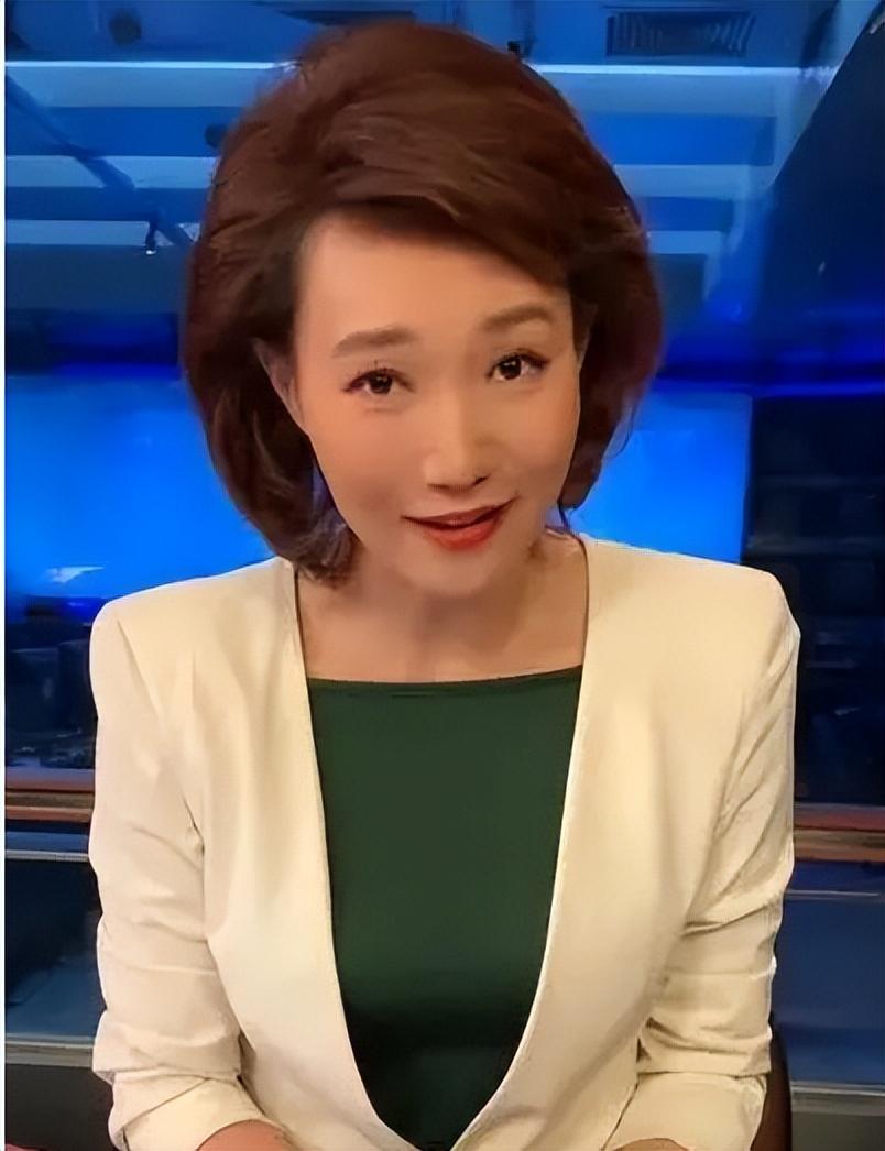 一场直播,戳穿了央视主播李梓萌的真实"处境",倪萍当年没说错