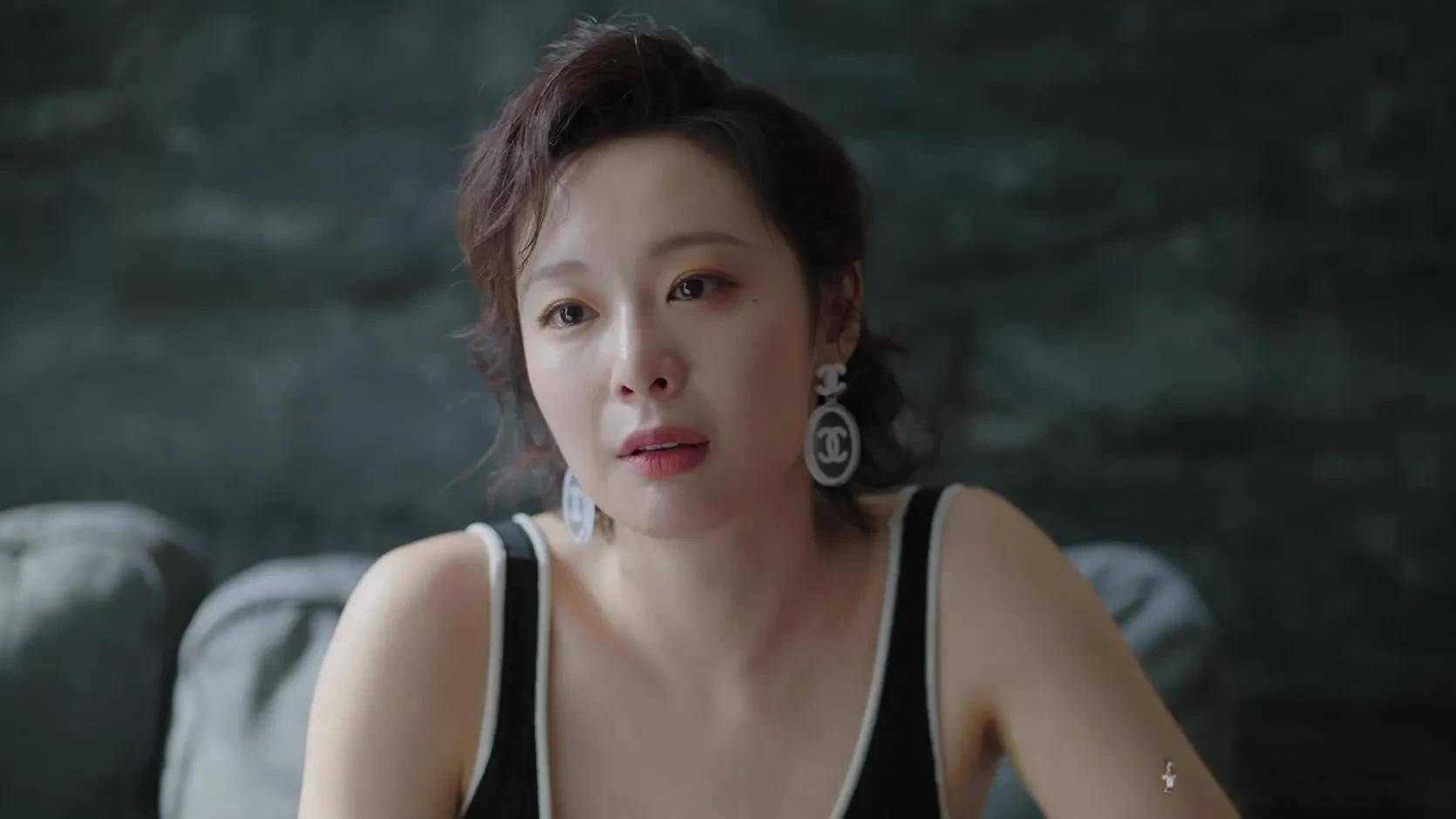 在接下来的《理想之城》中,高叶饰演的吴红玫同样让观众印象深刻.