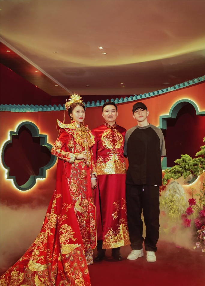 邓伦近照大变样,疑整容变双眼皮,与圈内明星一起参加婚礼成焦点