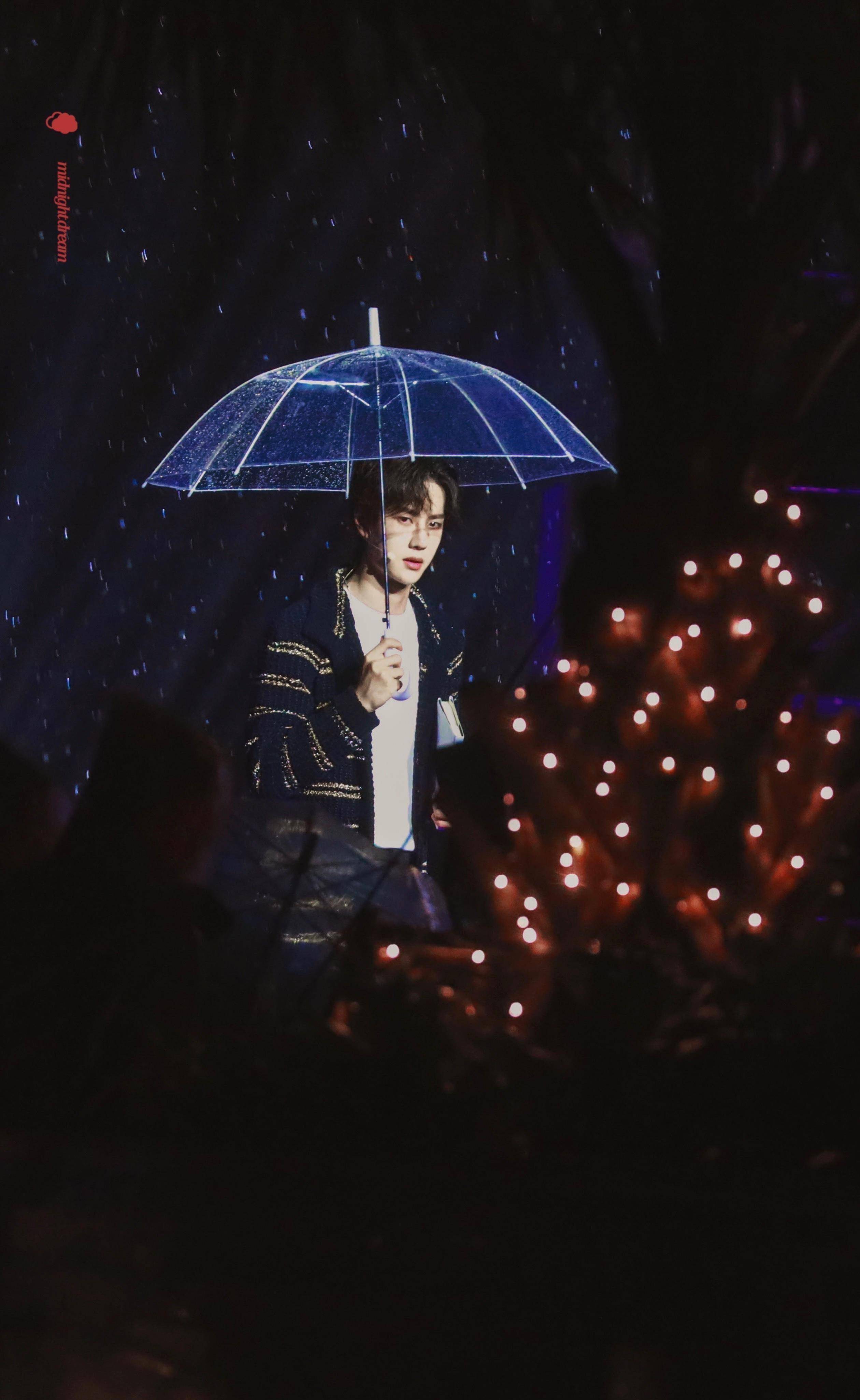 原创《陈情令》之后,王一博再现了雨中打伞的场景!网友梦回蓝忘机