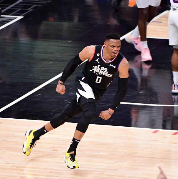 季后赛第四战在卡椒全部缺战的情况下,威少成为了快船队的领袖,全场