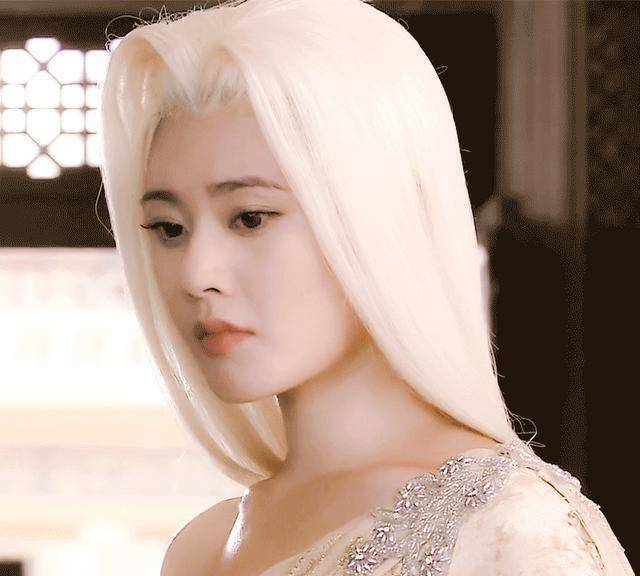 第七名:秋瓷炫唐嫣最近在《曙光之战》中也出了游戏的白发造型