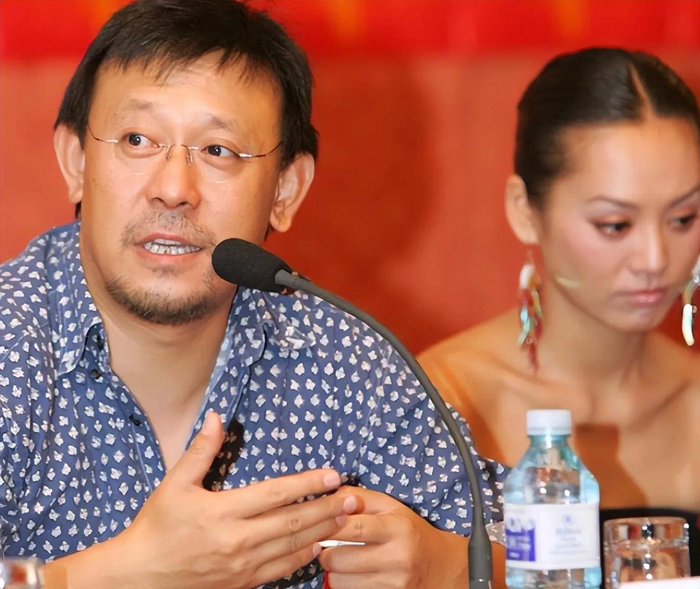 当时姜文正跟刘晓庆谈恋爱,也是靠这个资源,姜文才能走进大家的视野