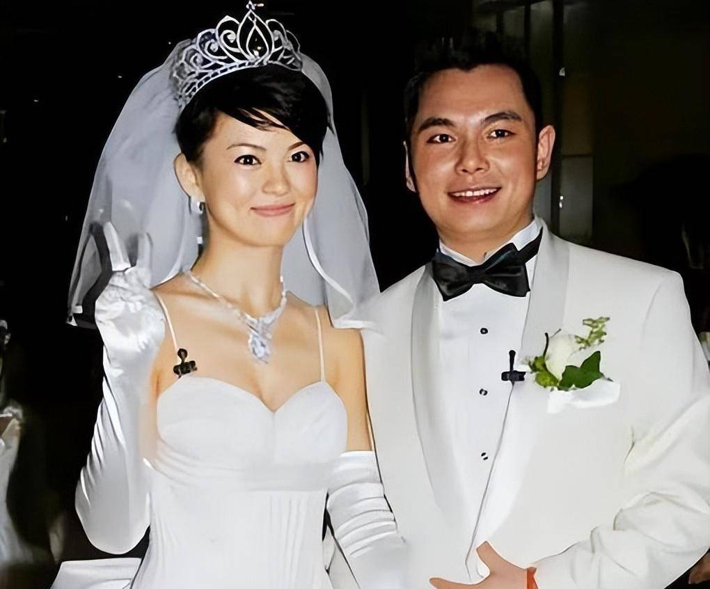 就在大家议论纷纷的时候,李湘的前夫李厚霖光顾李亚鹏的直播间,二话不