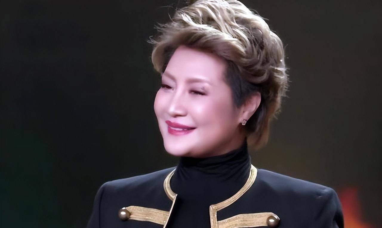 萨仁高娃出席活动,坐在人群当中的她,眉宇之间依稀可辨当年做演员的动