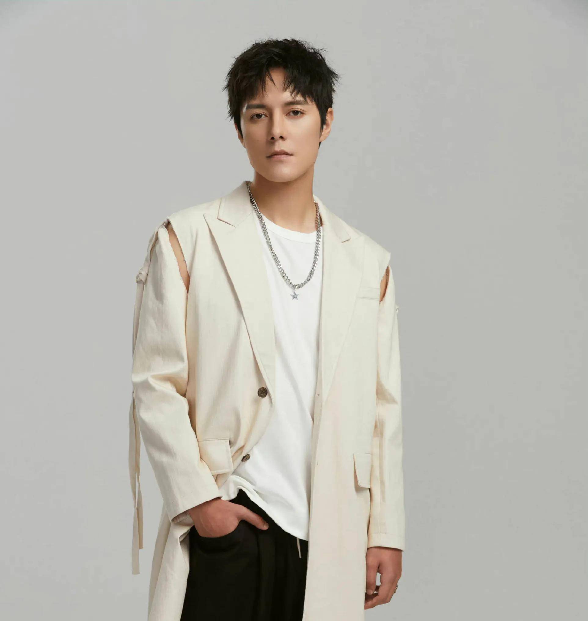 大家对于张超应该不陌生,他是《加油好男儿》出道,演过《铠甲勇士》