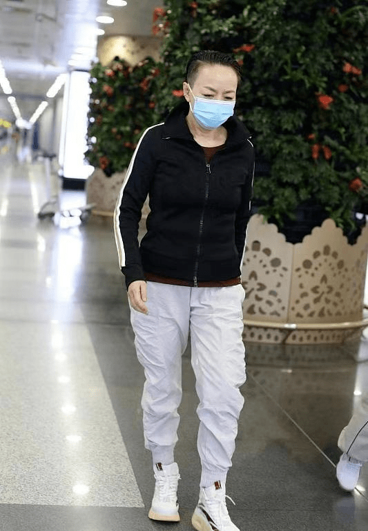 宋丹丹被曝光泳装照,火辣的身材堪比超模,但身体确实是62岁!