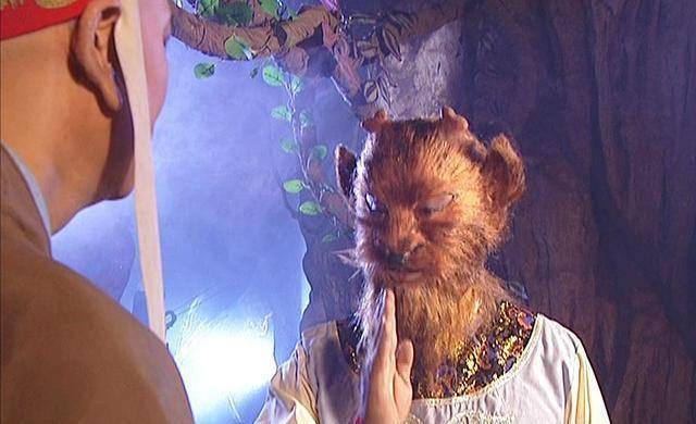 《西游记》奎木狼下界,唐僧赶紧跪拜,为何八戒还让唐僧别拜了?