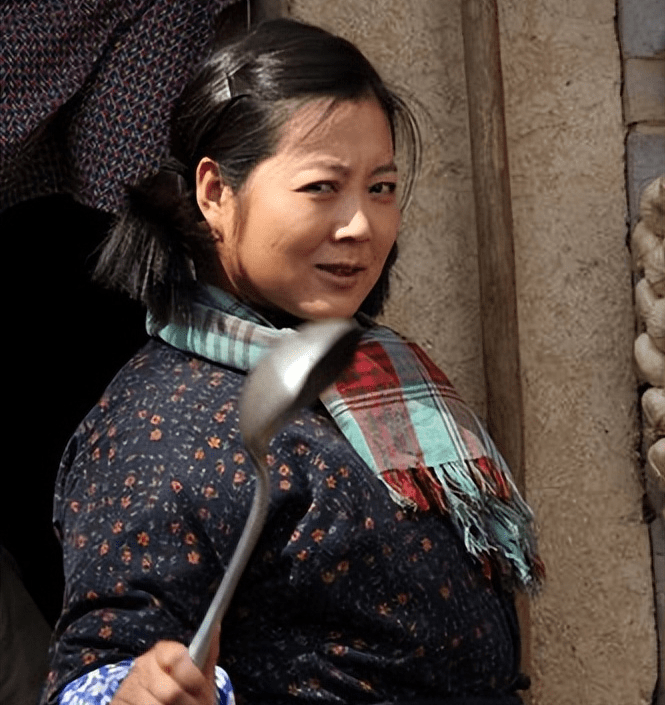 王倩花在剧中经常身着色彩鲜艳的长袍和围巾,一举一动都"土气",让人