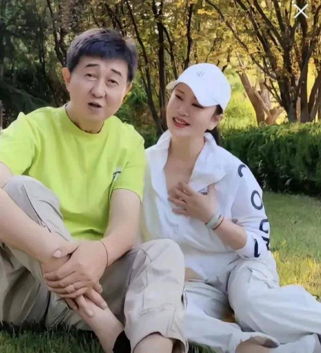 付笛声晒走机场视频,任静和小姑娘一样年轻漂亮,他老态龙钟衬托得像