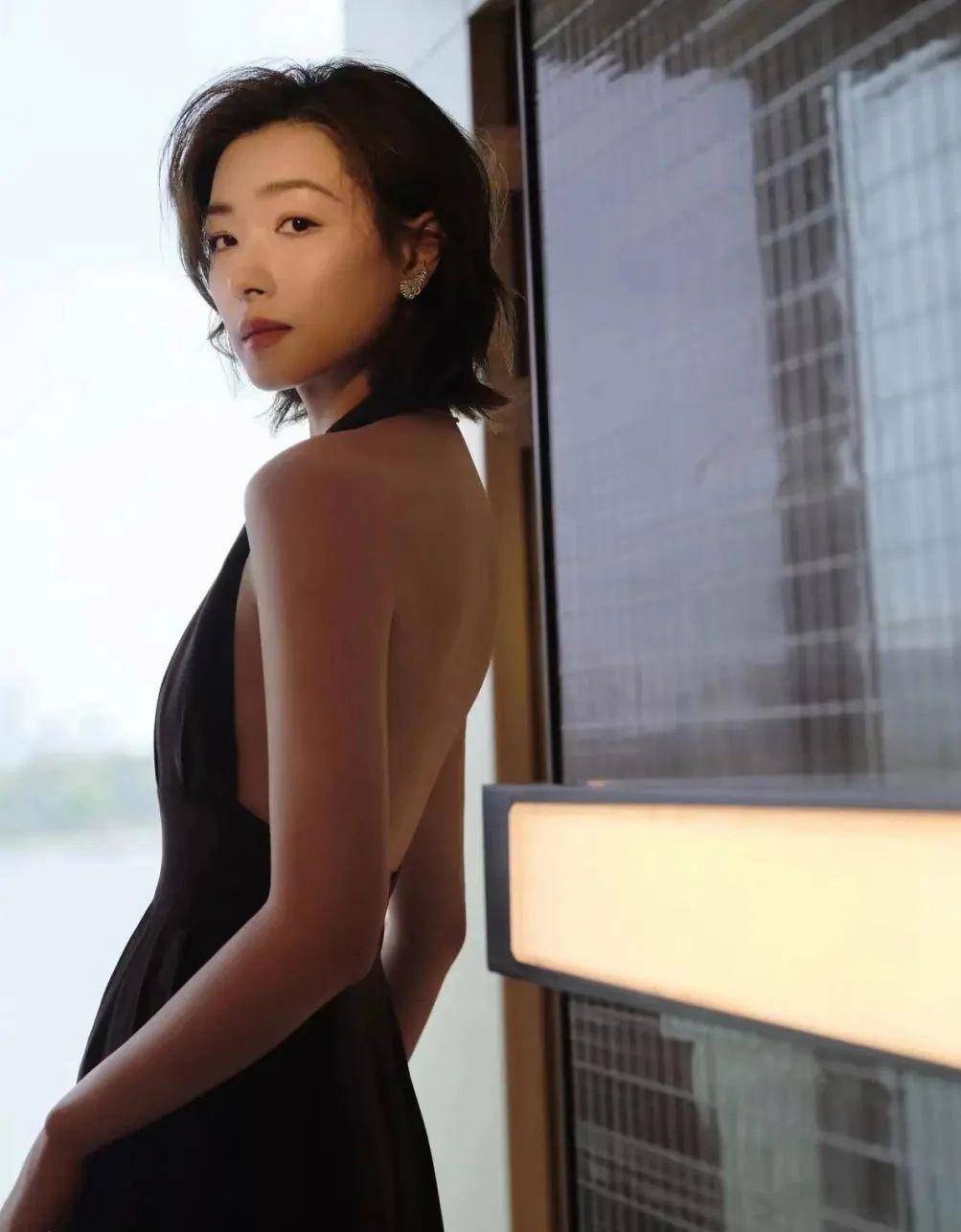 42岁的万茜真大胆,穿深v,让陈坤"假戏真做",老公至今成迷