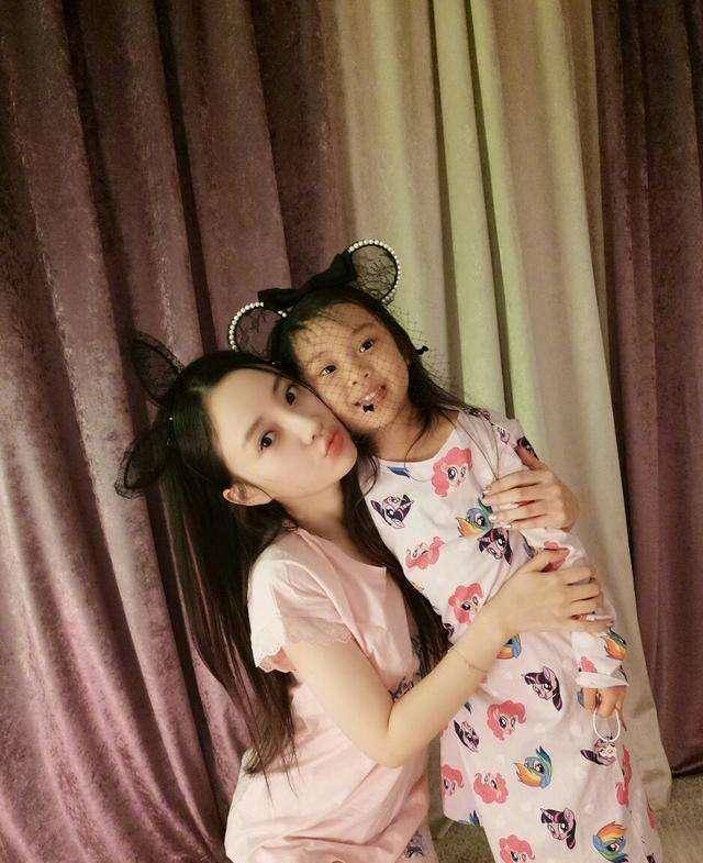 7岁甜馨长成大姑娘,穿运动装陪妈妈跳舞健身,这种乖巧让人心疼