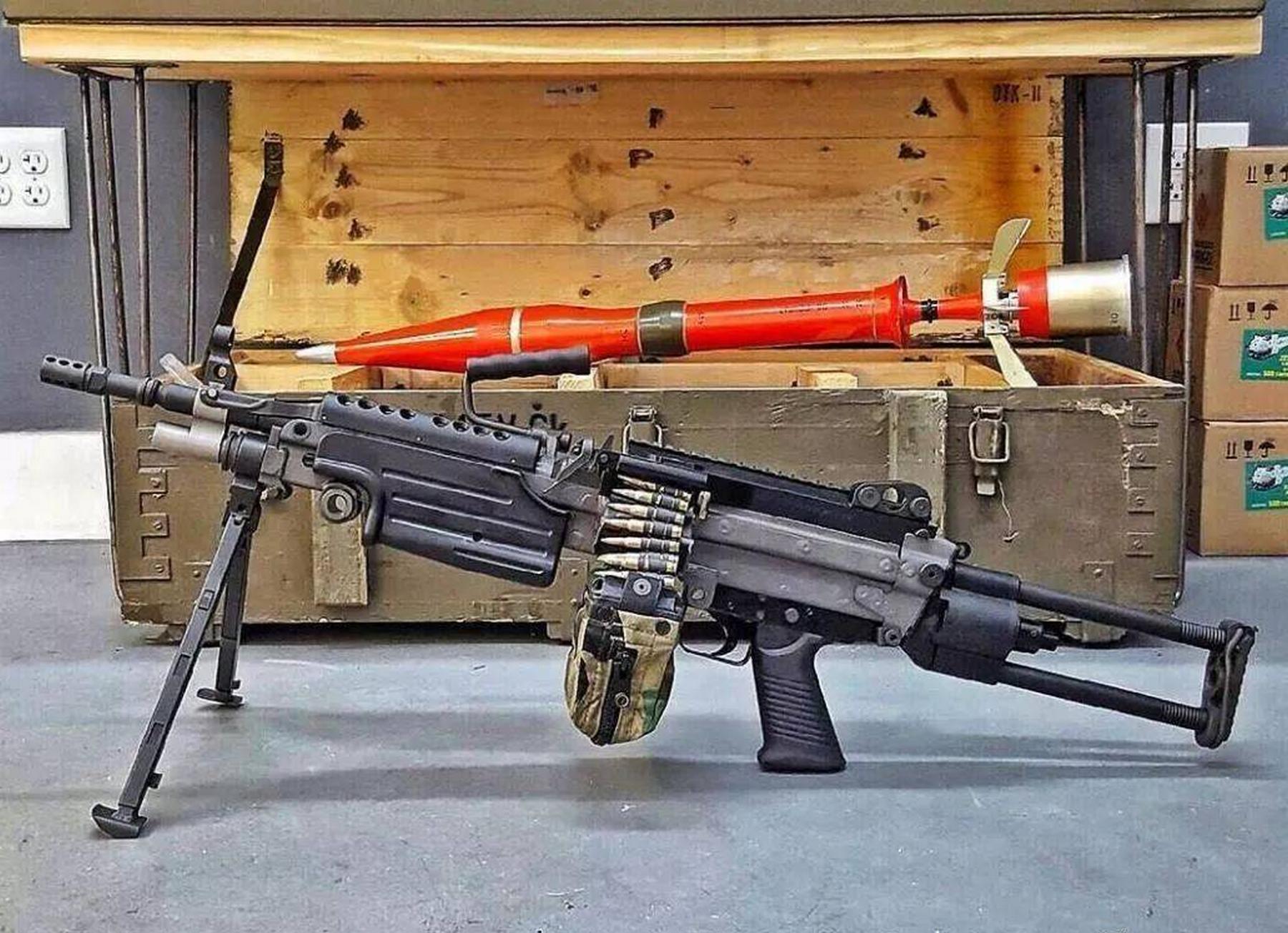 新科普:m249轻机枪,每分钟理论射击750发,有效射程800至1000米