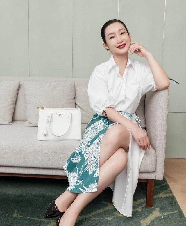 原创43岁秦海璐穿白色基础款衬衣,没有明星的气质,和普通大众没区别