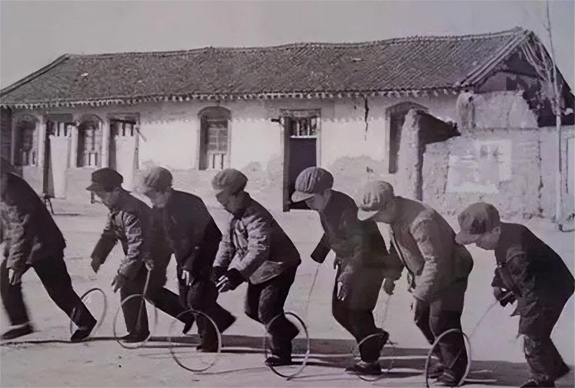 滚铁环,70 80后喜欢玩的游戏,如今的小孩不感兴趣了,多少人记得