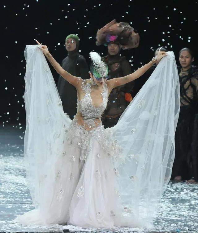 男舞者仅穿肉色底裤,杨丽萍亲自下场解释