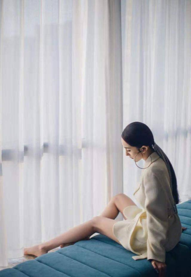 杨幂造型终于在线!穿高开叉红裙翘腿秀性感,沙漏身材超有女人味