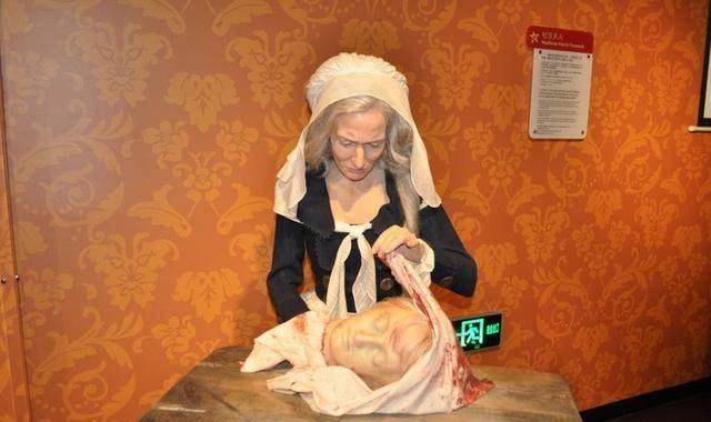 他们往屋内的桌子上扔了一颗人头,这两个男人要求杜莎夫人把这颗人头