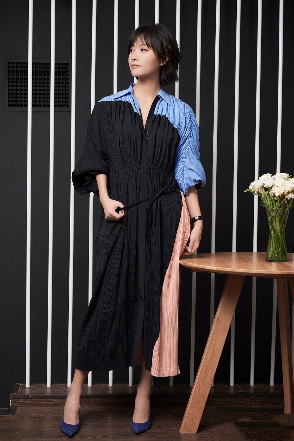 "徐静蕾"从不刻意凹造型,穿蓝色西装套装配齐肩发,高级感满满