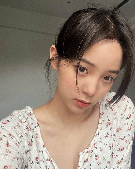 欧阳娜娜鼻子变精致被质疑整容,欧阳妮妮为妹发声:编故事第一名