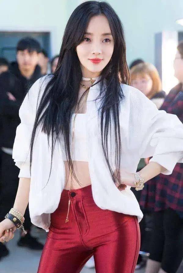 李小璐再次秀出好身材,露脐装抢镜,被赞最美辣妈!