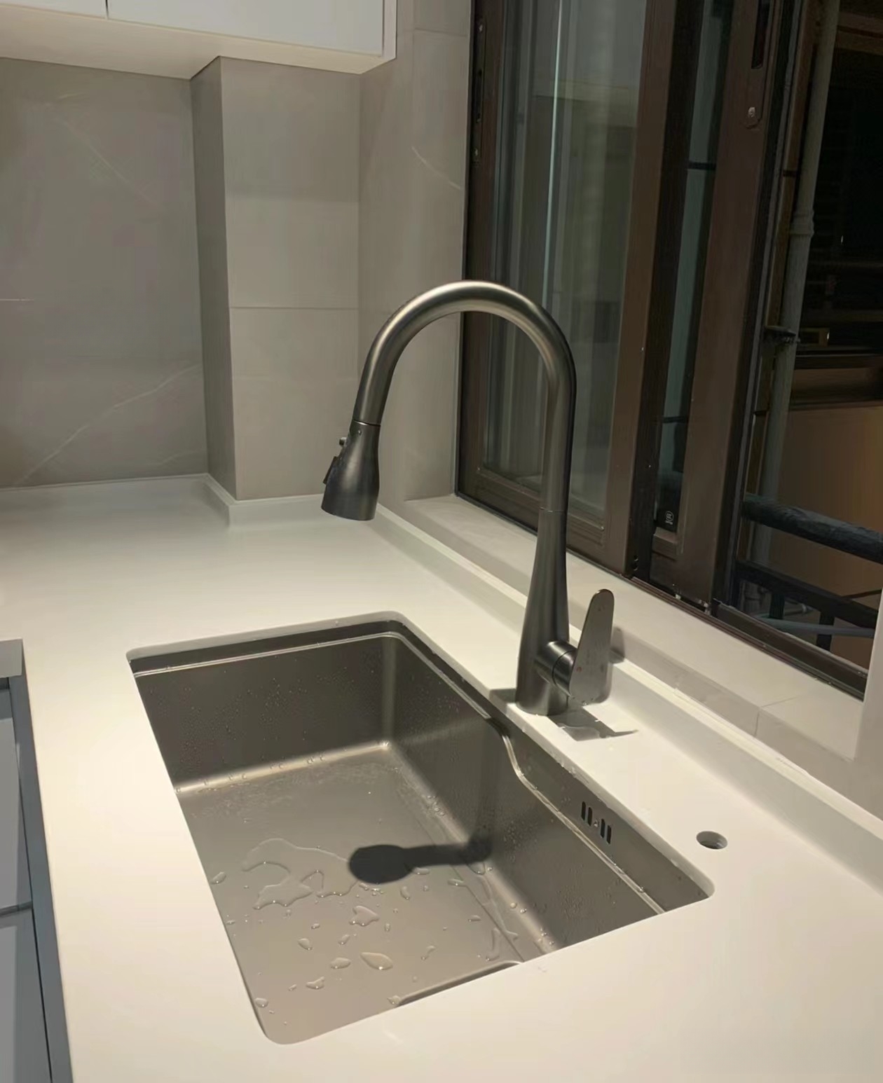 市场常见的水槽安装方式包括台上盆,台中盆及台下盆三种