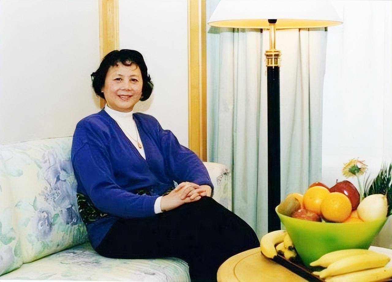 (石钟琴退休后照片)在茅惠芳最痛苦的一年多里,男子一直用爱温暖她.