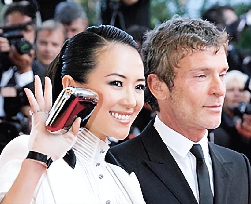 12年前,章子怡与洋男友海边叠罗汉,留下81张照片成为一生之痛