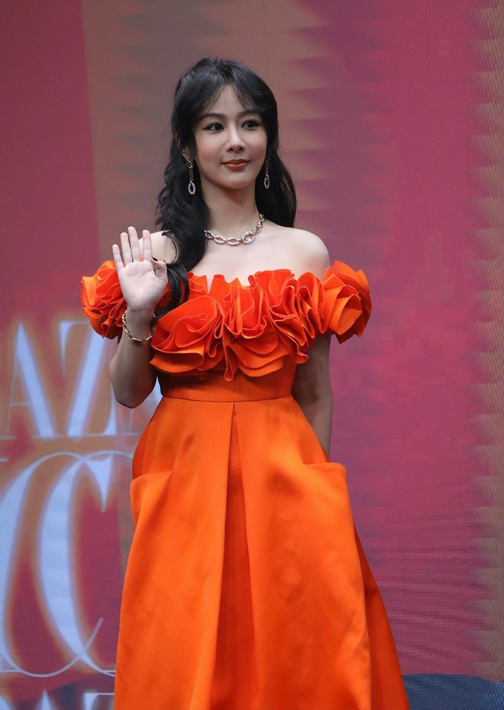 时尚芭莎红毯:杨紫脸僵如石,baby瘦如女鬼,赵丽颖美翻全场