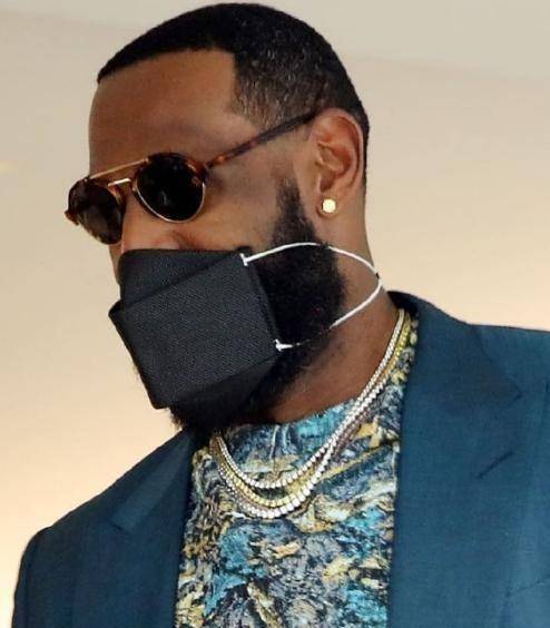 詹姆斯穿西装现身,头发密集大变样,倒计时2天