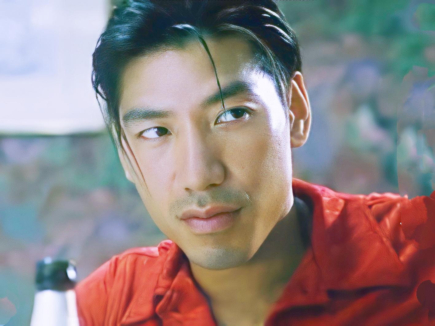 吴镇宇与儿子曝合照,60岁张耀扬意外出镜,满头白发身材堪比费翔