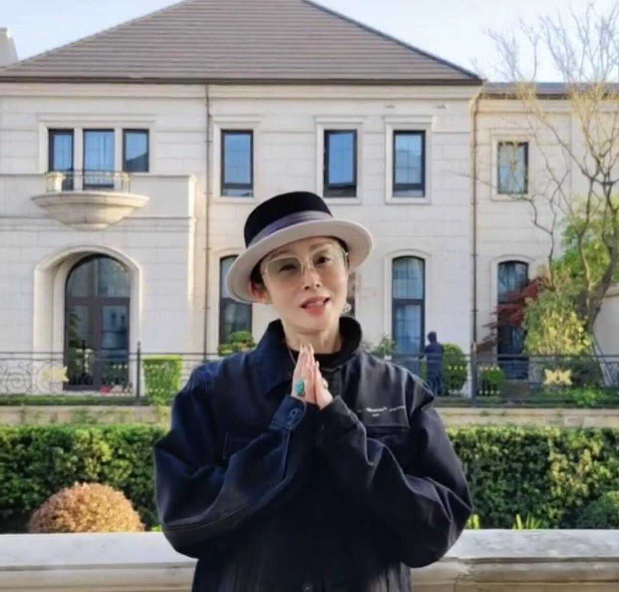 知名港圈女神近况曝光!被指皮肤松弛显老态,穿千元外套气质佳