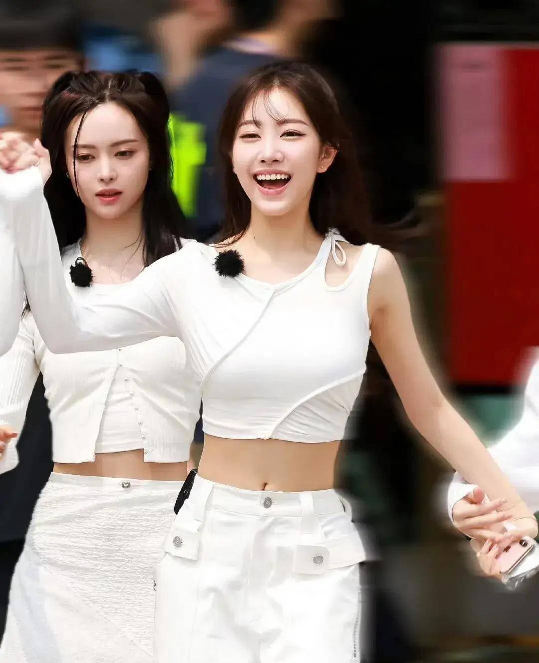 原创张艺兴女团综艺首播破亿,颜值实力并存,国内最强女团没跑了