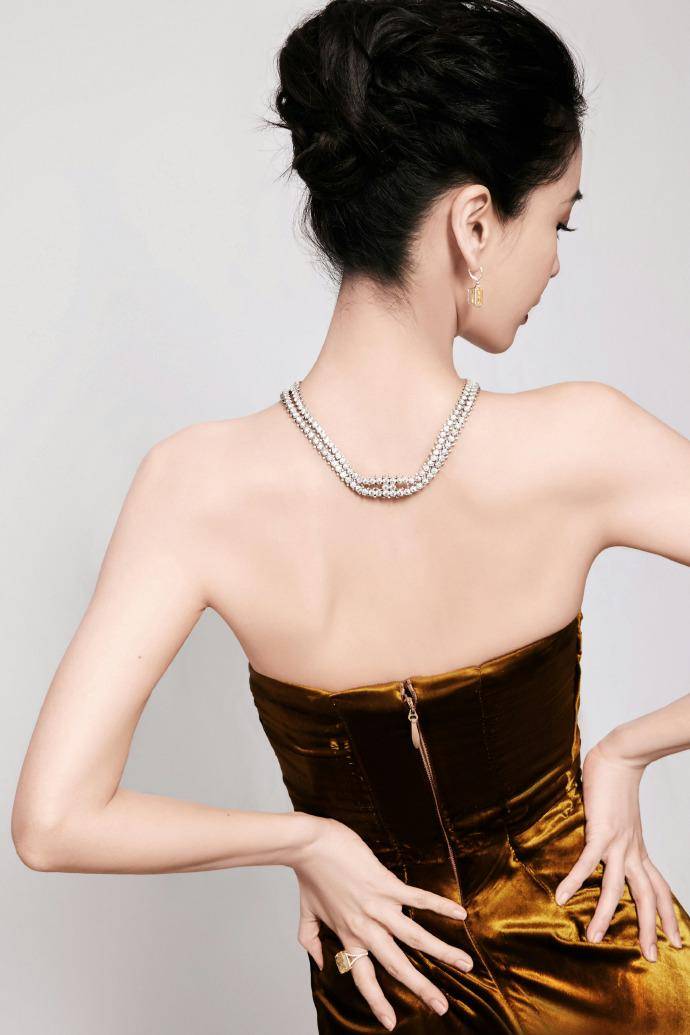 杨颖真的很适合当平面模特,一袭金色礼服大秀美背,确实漂亮