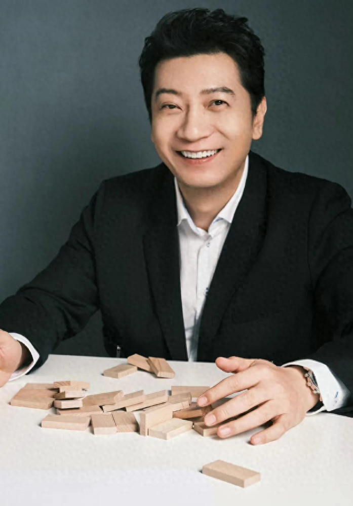 著名演员田雨:和汤唯分手,娶女演员王玥生俩女儿,人到中年爆红