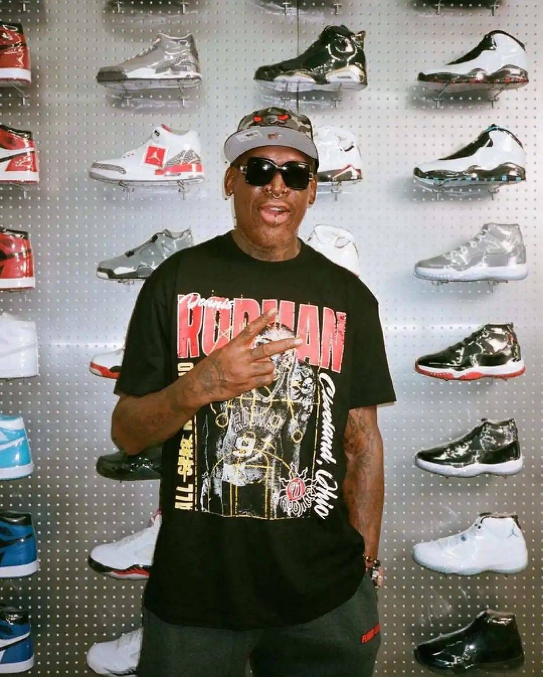 2023年罗德曼曾在一次鞋展采访中喊话打趣travis scott,倒勾设计从我