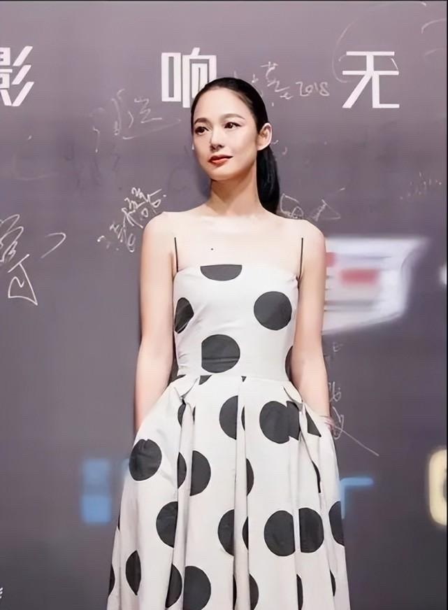 张艺谋老婆同框姜文老婆,"家庭主妇"和"女强人"的悬殊出来了