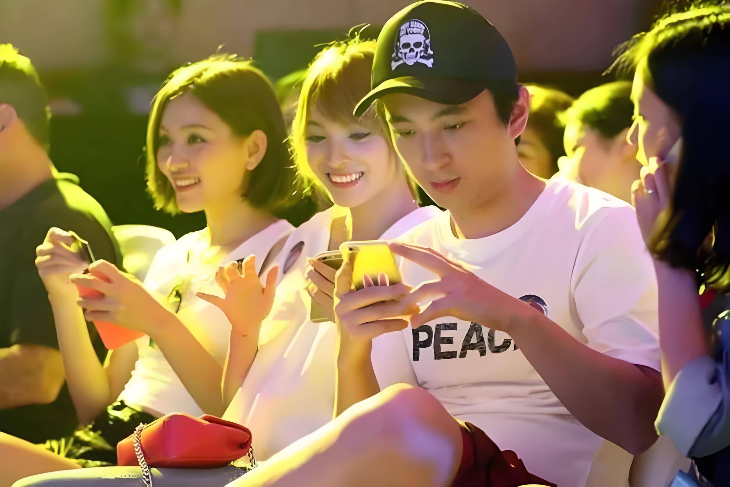 王思聪带两位女伴日本游玩,一身行头显壕气!身边美女小心伺候!