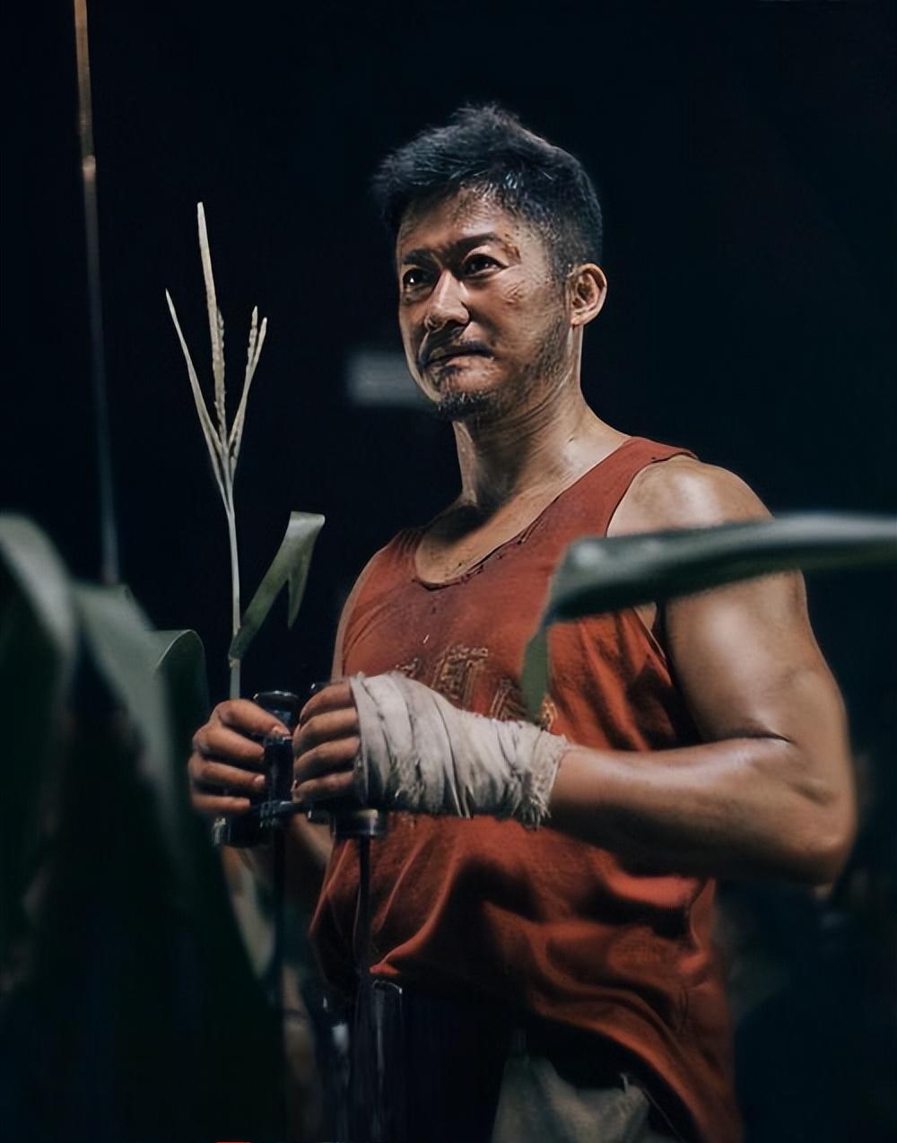 吴京中戏餐厅被偶遇,胡子拉碴,鱼尾纹明显,5000元羽绒服很亮眼