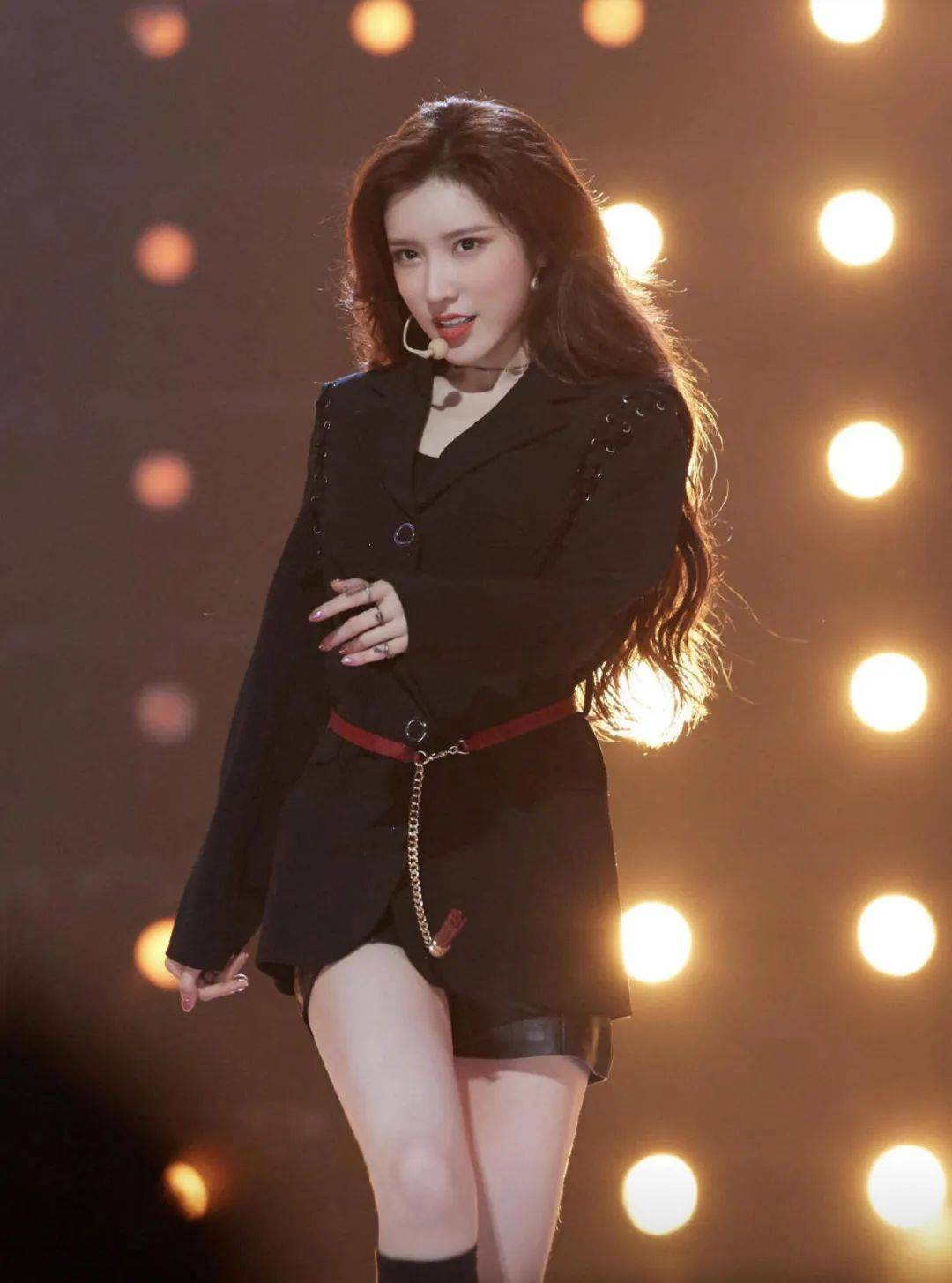 杨幂张含韵被拍裙底,李宇春更是惨遭强吻!