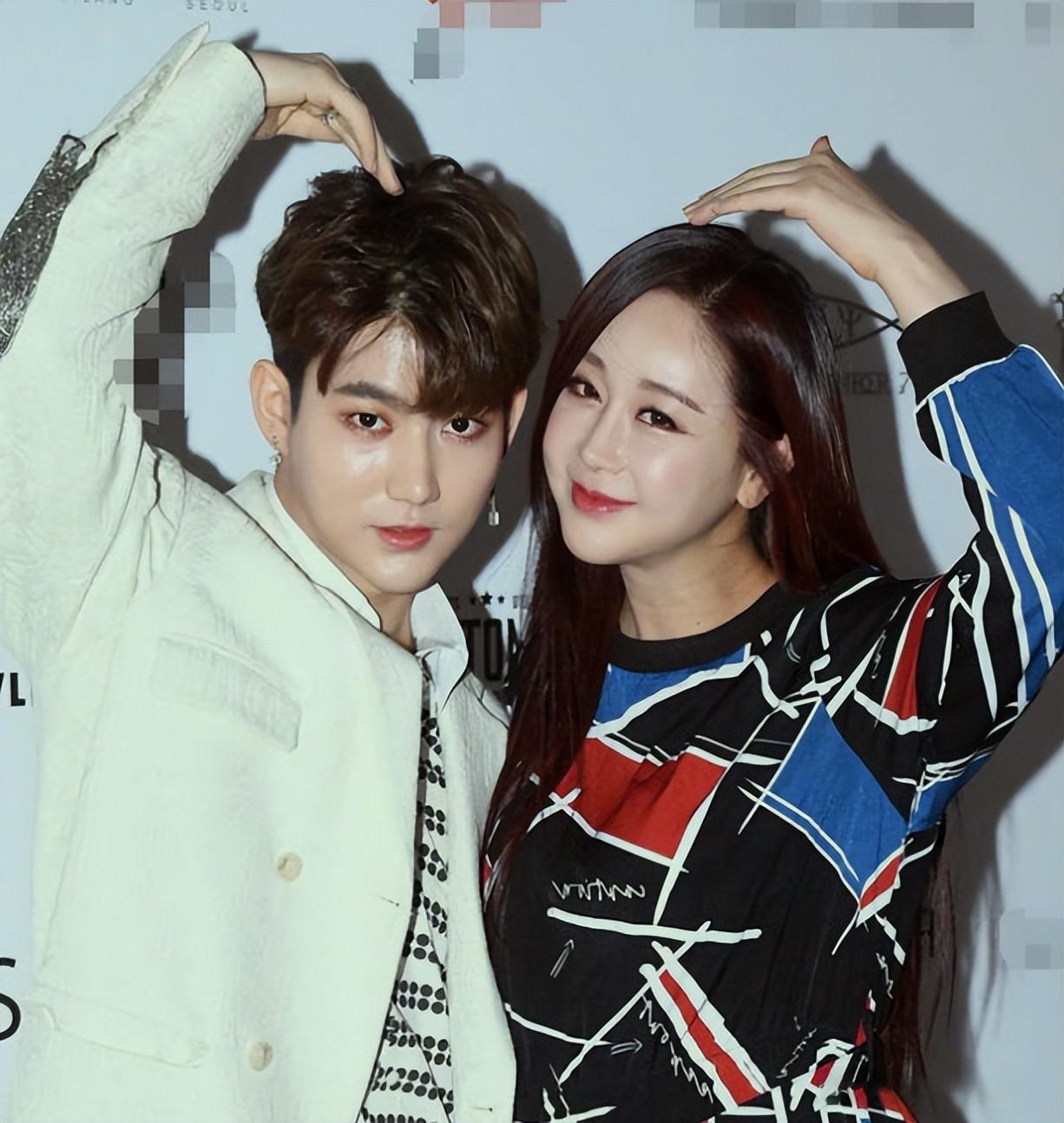 韩媒曝咸素媛与小18岁老公离婚,转身开直播互动画面有爱