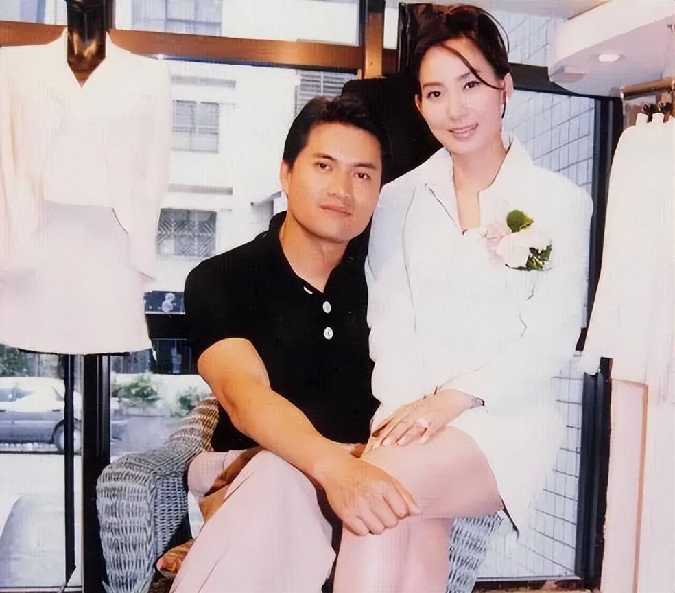 演员吕良伟:两婚两离,44岁娶富婆杨小娟,婚后生一子幸福美满