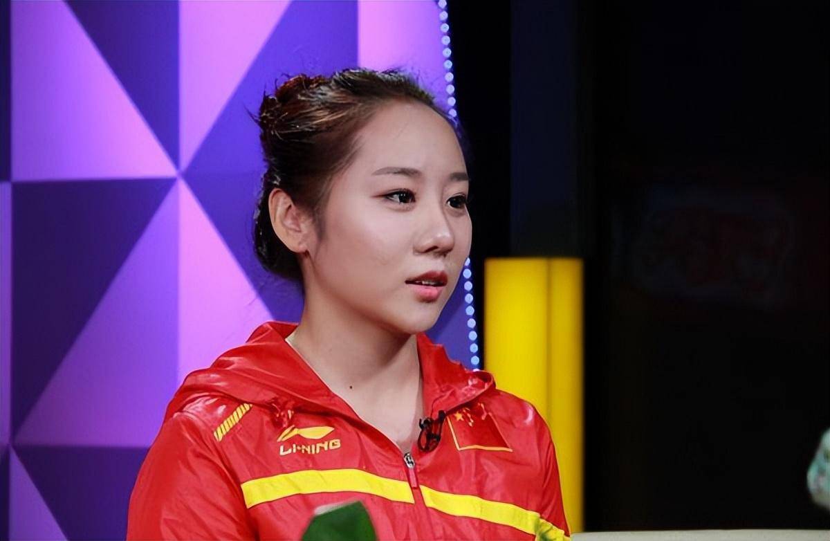 邓琳琳作为一名退役体操运动员,转型成为一名裁判员,并为国内的体操