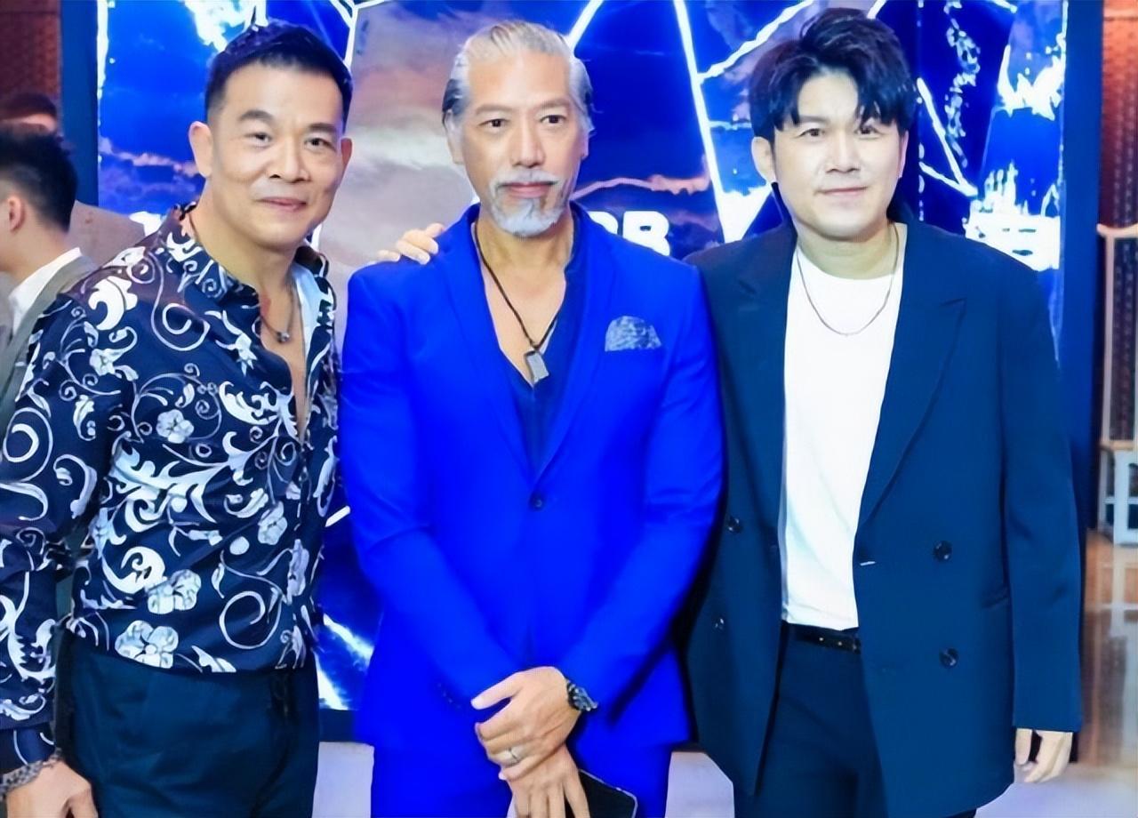 吴镇宇与儿子曝合照,60岁张耀扬意外出镜,满头白发身材堪比费翔