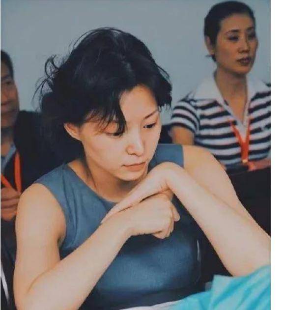 董卿年轻时候的照片被曝光,网友高呼这颜值不当演员可惜了