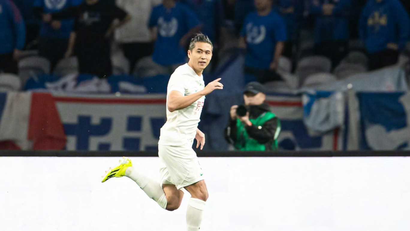 张玉宁闪击破纪录,申花遭国安终结连胜,力拼足球激情时刻