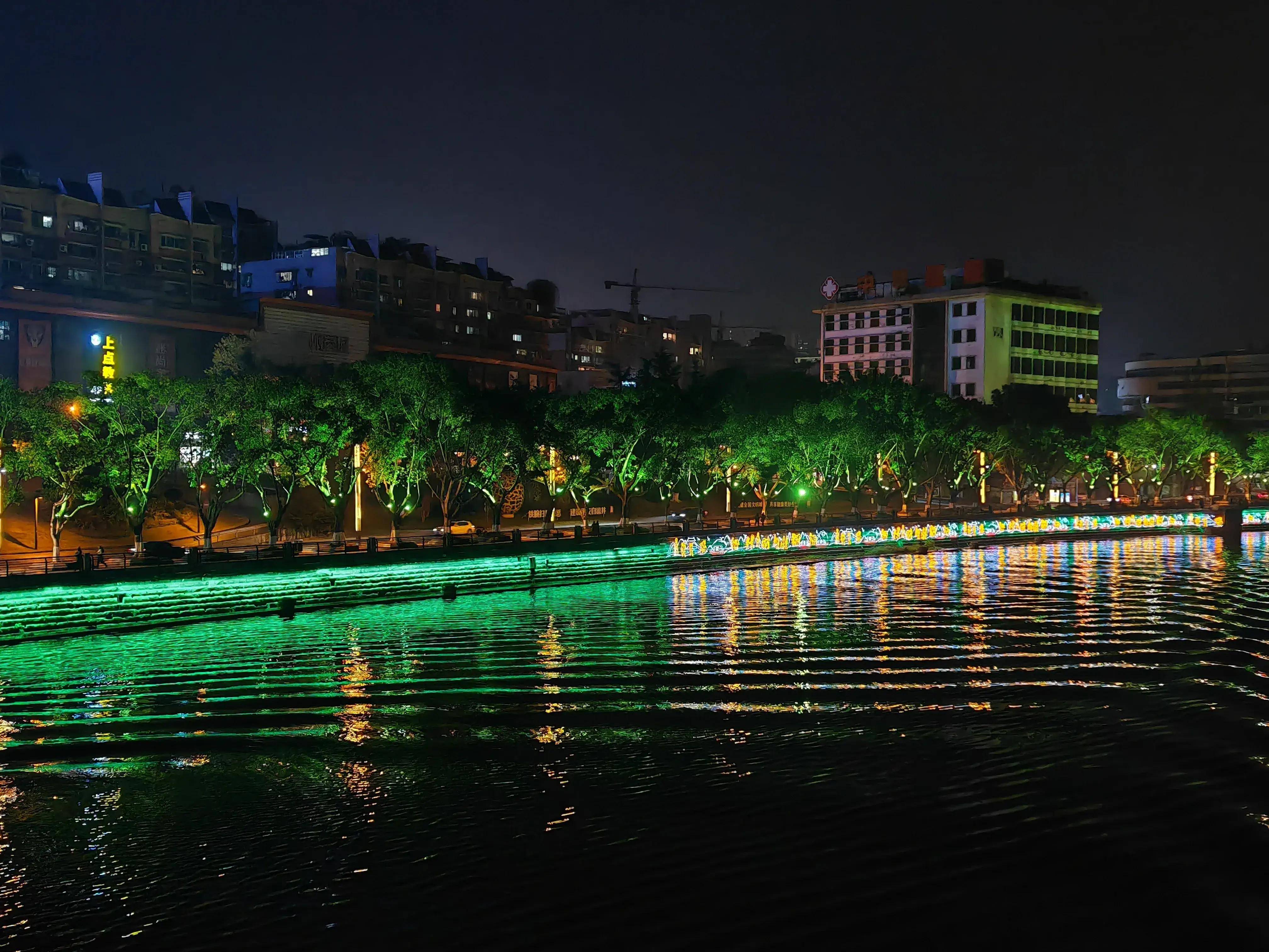 自贡釜溪河的灯光秀